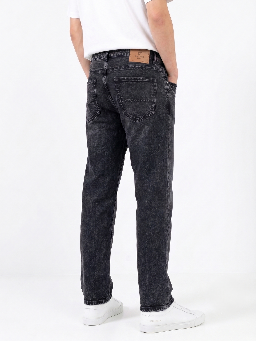 STRAIGHT FIT BLACK JEANS